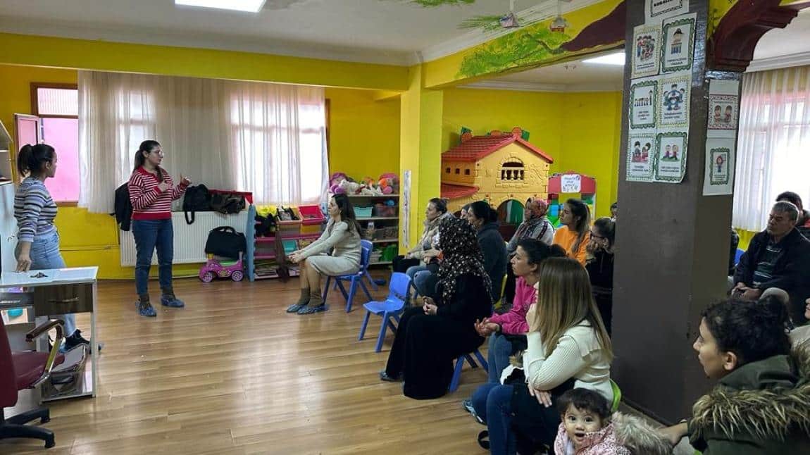 Alaşehir Harika Çocuklar Anaokulu Öğrenci Velilerine Gelişim Dönemi ve Çocukla İletişim Semineri Yapıldı